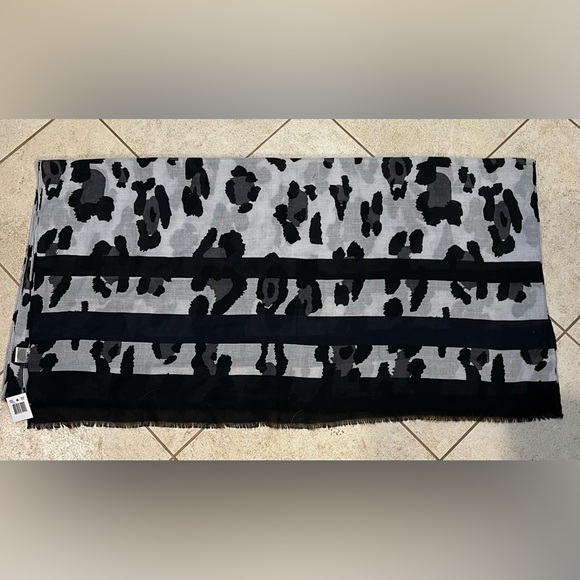NWT Rectangular Black and White Wrap - Picture 4 of 7